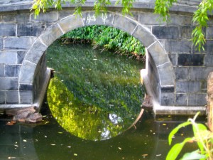 rundes Tor Brücke im chinesischen Garten in Frankfurt am Main - Christiane Witt - Feng Shui Beratung