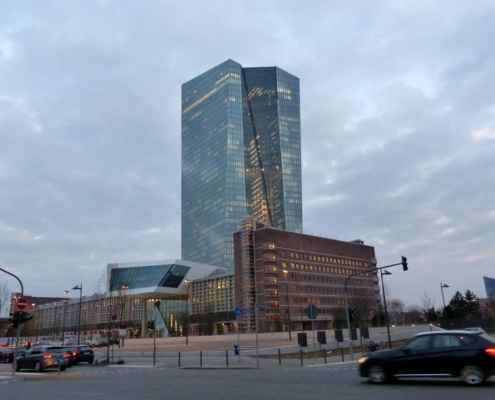 EZB Gebäude Frankfurt am Abend - Christiane Witt - Feng Shui Beratung