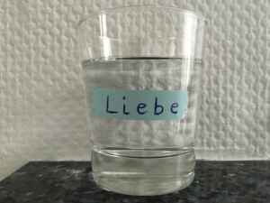 Wasserglas mit der Aufschrift Liebe von Christiane Witt - Feng Shui Beratung