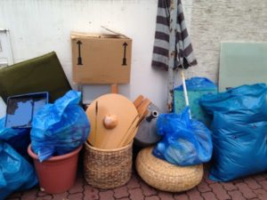 Sperrmüll auf der Straße von Christiane Witt Feng Shui Beratung