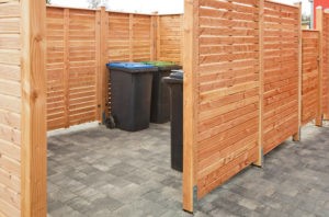 Verschlag aus Holz für Mülltonnen für die gestaltung des eingangs chrisitane witt feng shui beratung