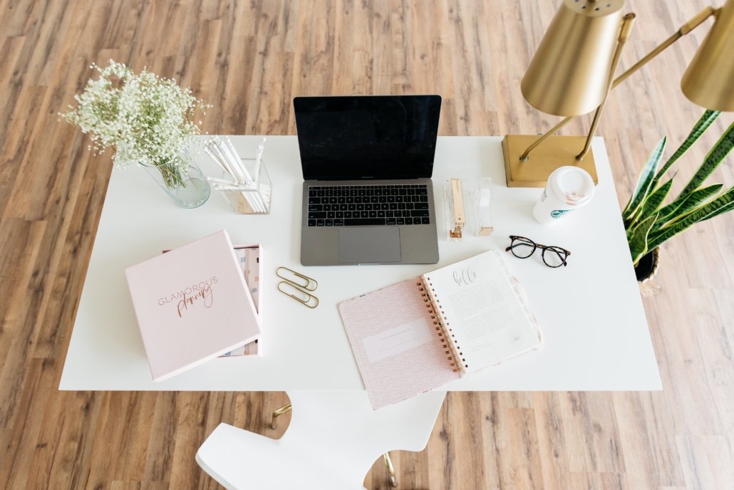 Schreibtisch mit Laptop und Unterlagen - Christiane Witt - Feng Shui Beratung
