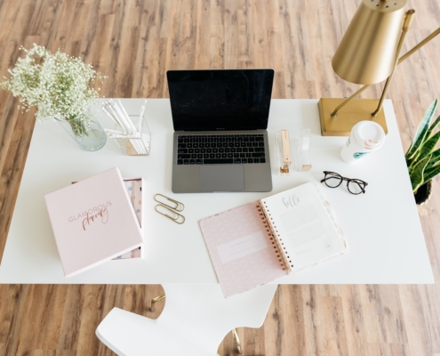 Schreibtisch mit Laptop und Unterlagen - Christiane Witt - Feng Shui Beratung