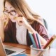 gestresste Abiturientin mit Stift im Mund am Schreibtisch - Christiane Witt - Feng Shui Beratung