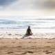 Frau meditiert am Strand - Christiane Witt - Feng Shui Beratung
