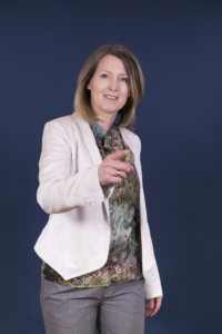 Christiane Witt - Feng Shui Beratung fürs Zuhause - zeigt mit Finger