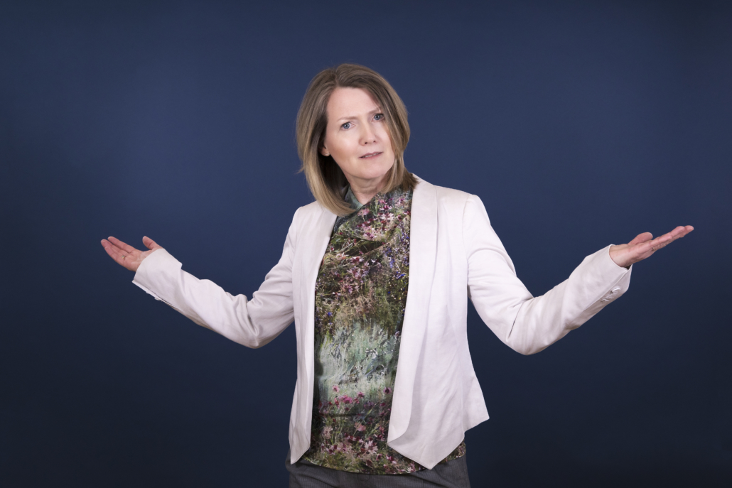 Christiane Witt - Feng Shui Beratung fürs Zuhause - schaut fragend