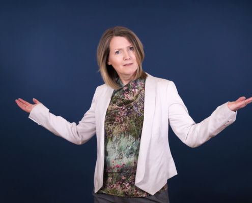 Christiane Witt schaut fragend Druckgröße